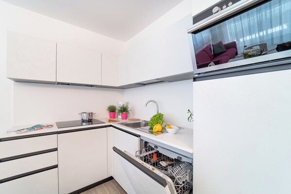 Réfrigérateur, micro-ondes, plaque de cuisson, lave-vaisselle