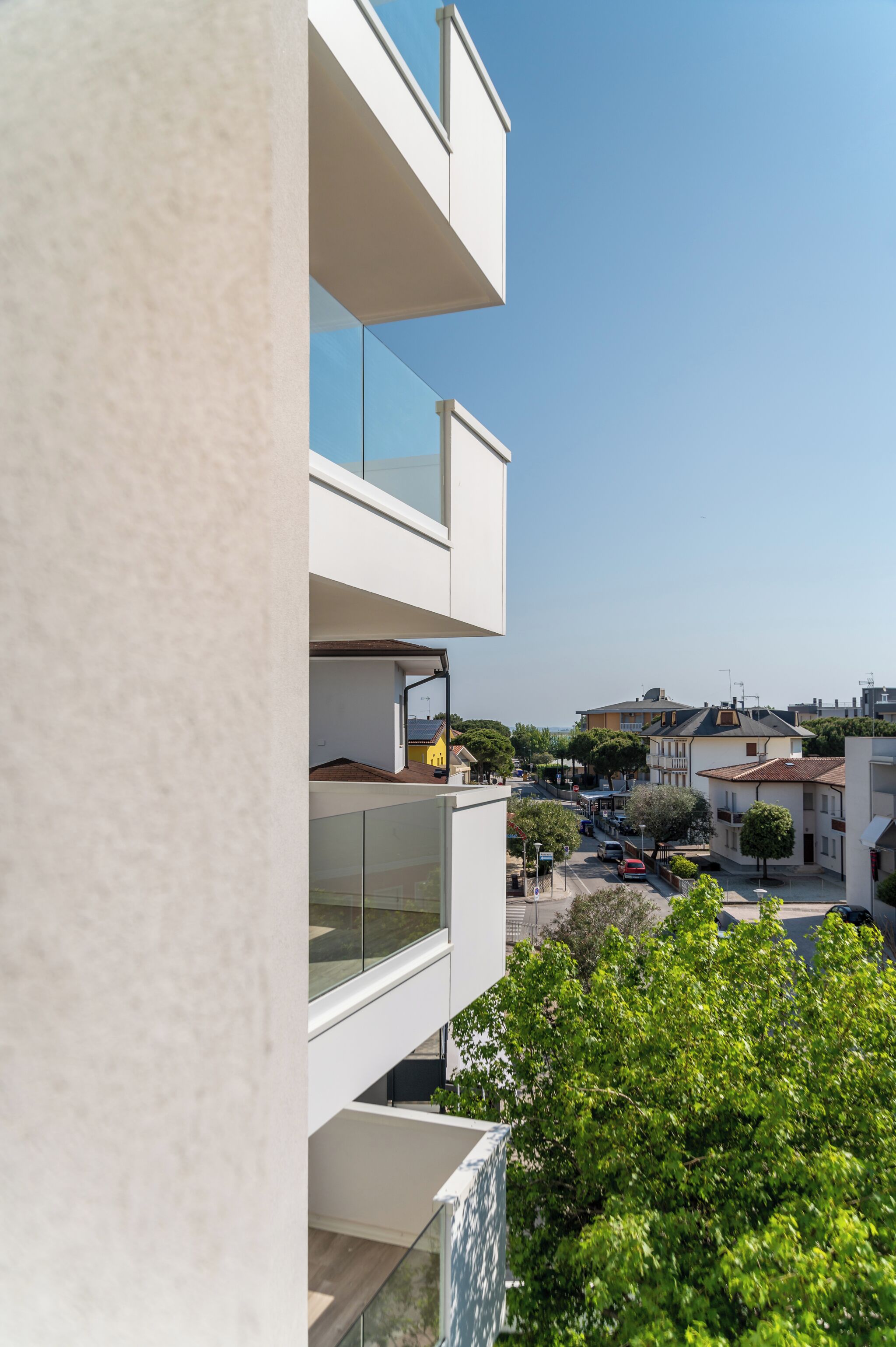 Un edifici modern, de diverses plantes, amb balcons i grans finestres.