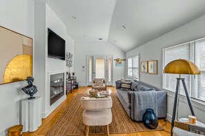 Televisión, chimenea y servicios de streaming