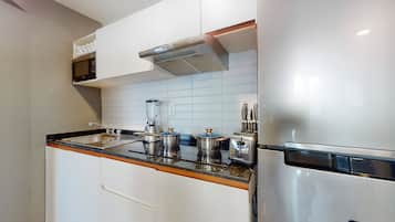Frigorífico, microondas, horno y placa de cocina