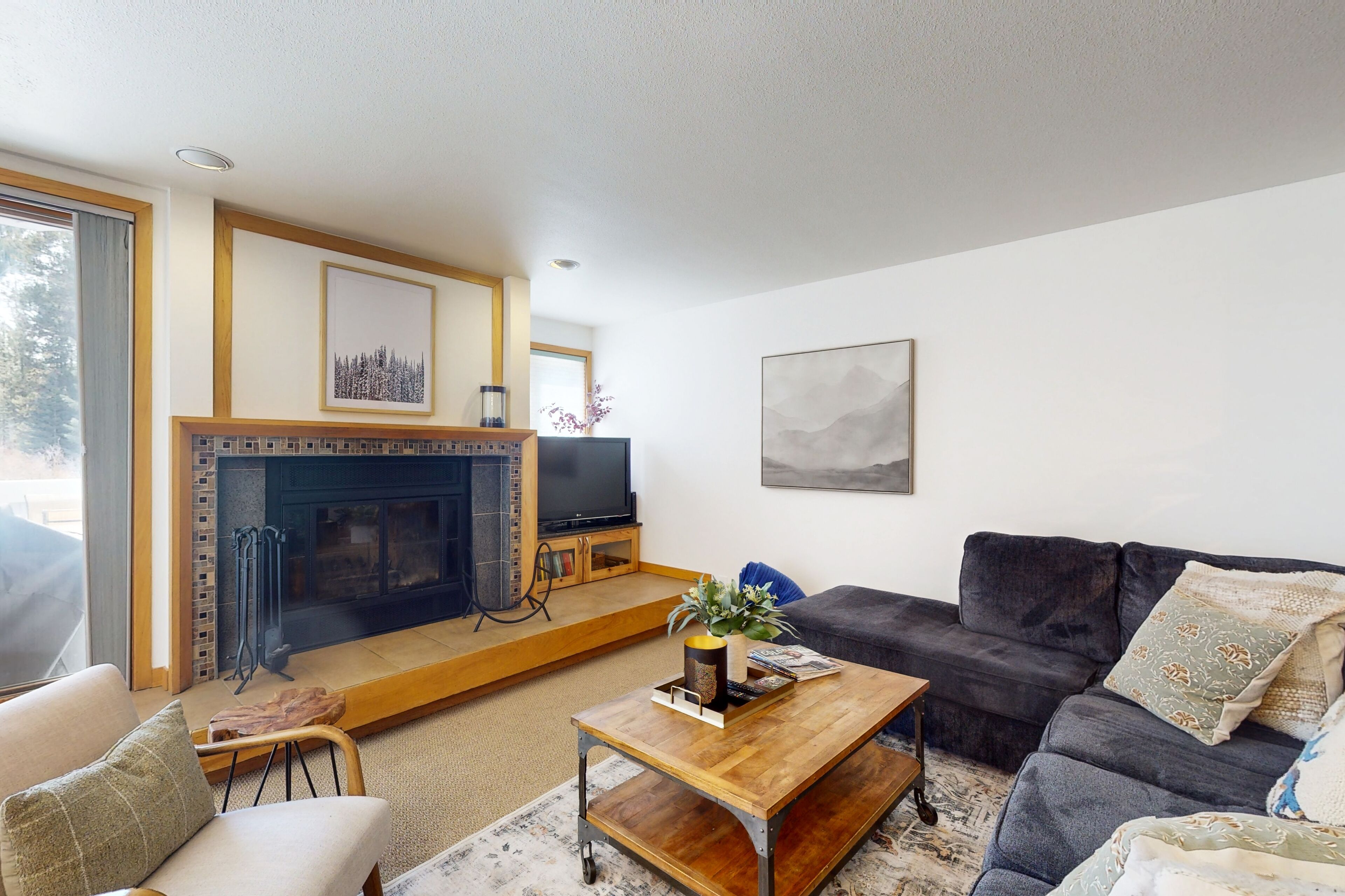 Charming mountainside townhome with fireplace & washer/dryer