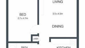 Grundriss mit Balkon, Wohnzimmer, Essbereich, Küche, Bad und Eingangsbereich.