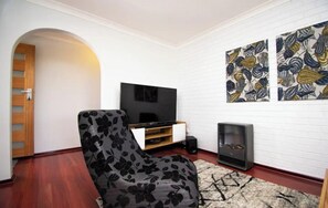 Smart TV, books - Gairdner Cottage - something a bit different! (Spencer Park)