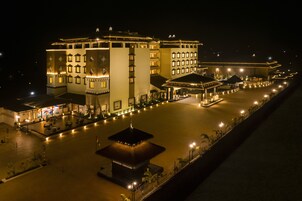 Un gran hotel con varias construcciones, un patio central y un pequeño pabellón.