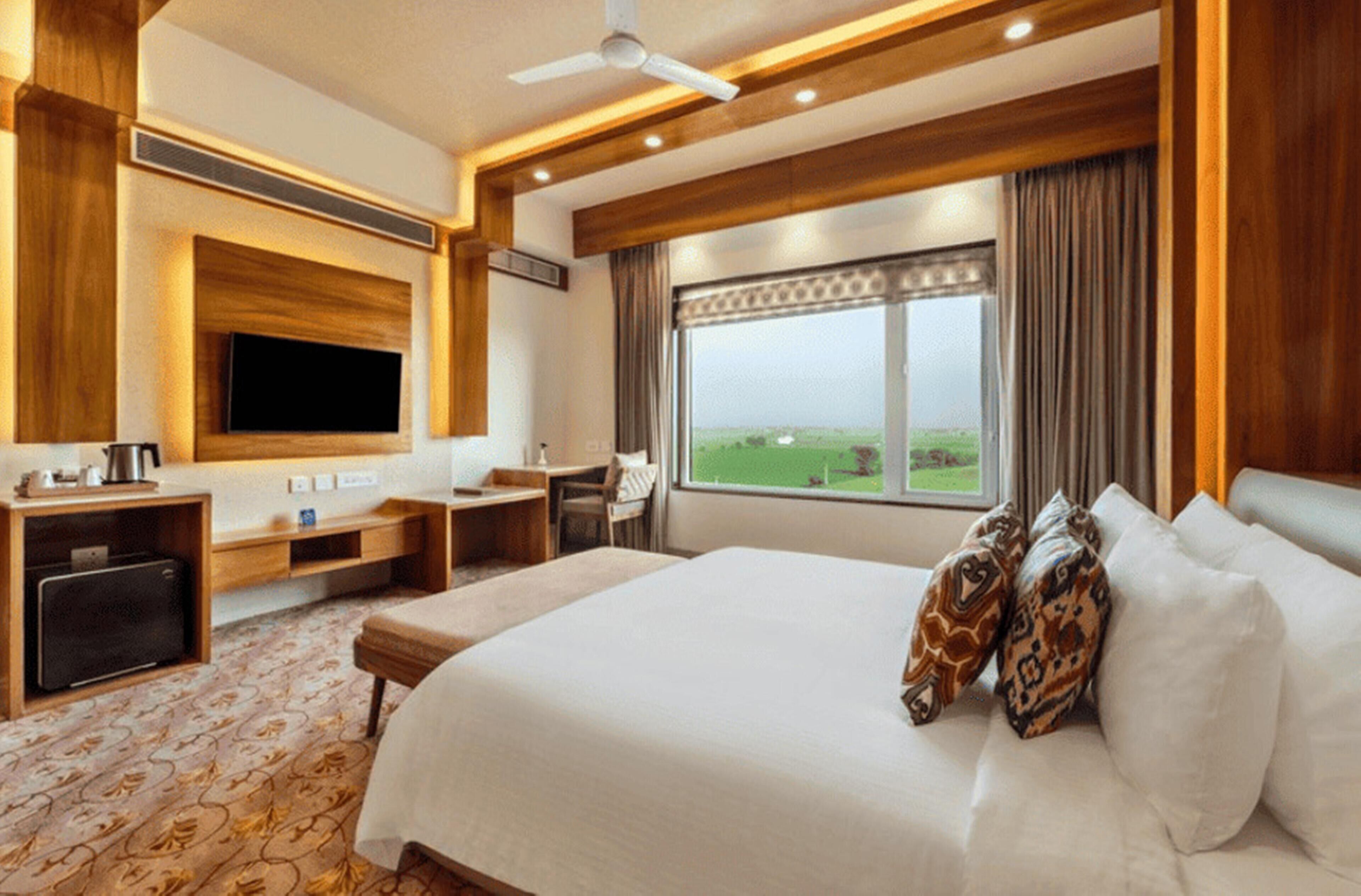 Executive Suite, 1 Double Bed | Egyptian cotton sheets, premium bedding, memory-foam beds, in-room safe