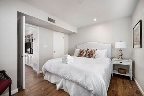 2 bedrooms, desk, iron/ironing board, free WiFi - Breathtaking View Retreat: Large Pool w/Pickleball (Paradise Valley)