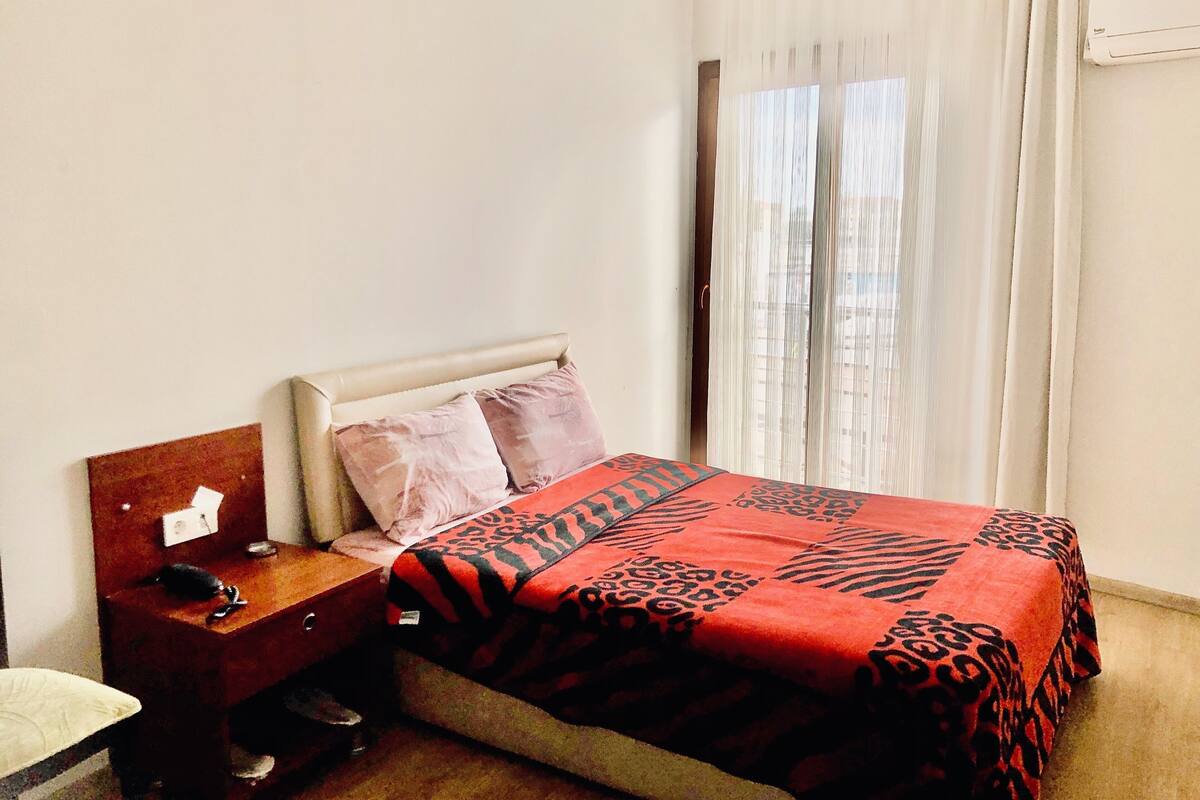 Desk, laptop workspace, WiFi (free), bed sheets