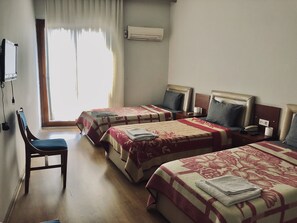 Habitació triple clàssica | Escriptori, espai de treball apte per a portàtils i wifi gratuïta