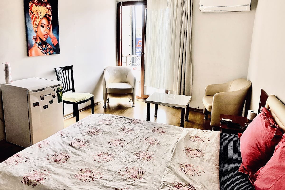 Desk, laptop workspace, WiFi (free), bed sheets