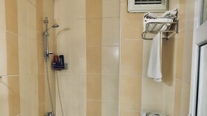 غرفة كلاسيكية للاستخدام الفردي | حمام | تجهيزات دش، دُش غزير، مجففات شعر، مراحيض شطف