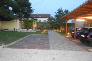 المنطقة المحيطة بالمنشأة