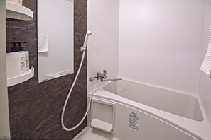 City House | Bathroom | Combined shower/tub, rainfall showerhead, free toiletries, hair dryer - Miyu BenZhuangXi (Osaka)