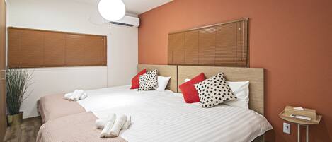 Nhà trung tâm thành phố | Bàn, khu vực làm việc phù hợp cho laptop, màn/rèm cản sáng