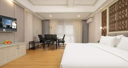 Huiqian Hotel (Zhaotong Fortune Store)