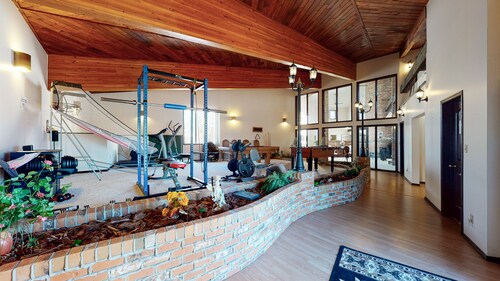 room for rent in 8100 sq ft mansion in country