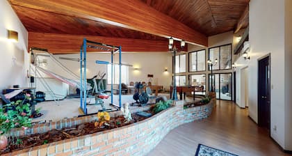 room for rent in 8100 sq ft mansion in country