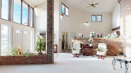 room for rent in 8100 sq ft mansion in country