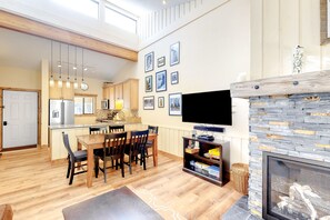 Dining - Bright, welcoming condo with pool, hot tub, gas fireplace, fitness room, balcony (Winter Park)