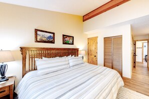 2 bedrooms, Internet, bed sheets - Bright, welcoming condo with pool, hot tub, gas fireplace, fitness room, balcony (Winter Park)