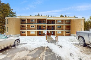 Exterior - Bright, welcoming condo with pool, hot tub, gas fireplace, fitness room, balcony (Winter Park)