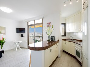 Kjøleskap, mikrobølgeovn, ovn og kaffetrakter/tekoker