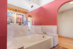 Combined shower/bathtub, hair dryer, towels, shampoo - Southwestern Paradise, Simply Classic (Oro Valley)
