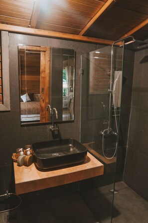 Double or Twin Room, Garden View (Lumbung) | Bathroom | Shower, rainfall showerhead, free toiletries, bidet - Kusfarm Bali by AHM (Selemadeg)