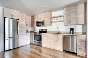 Geladeira, micro-ondas, fogão, lava-louças