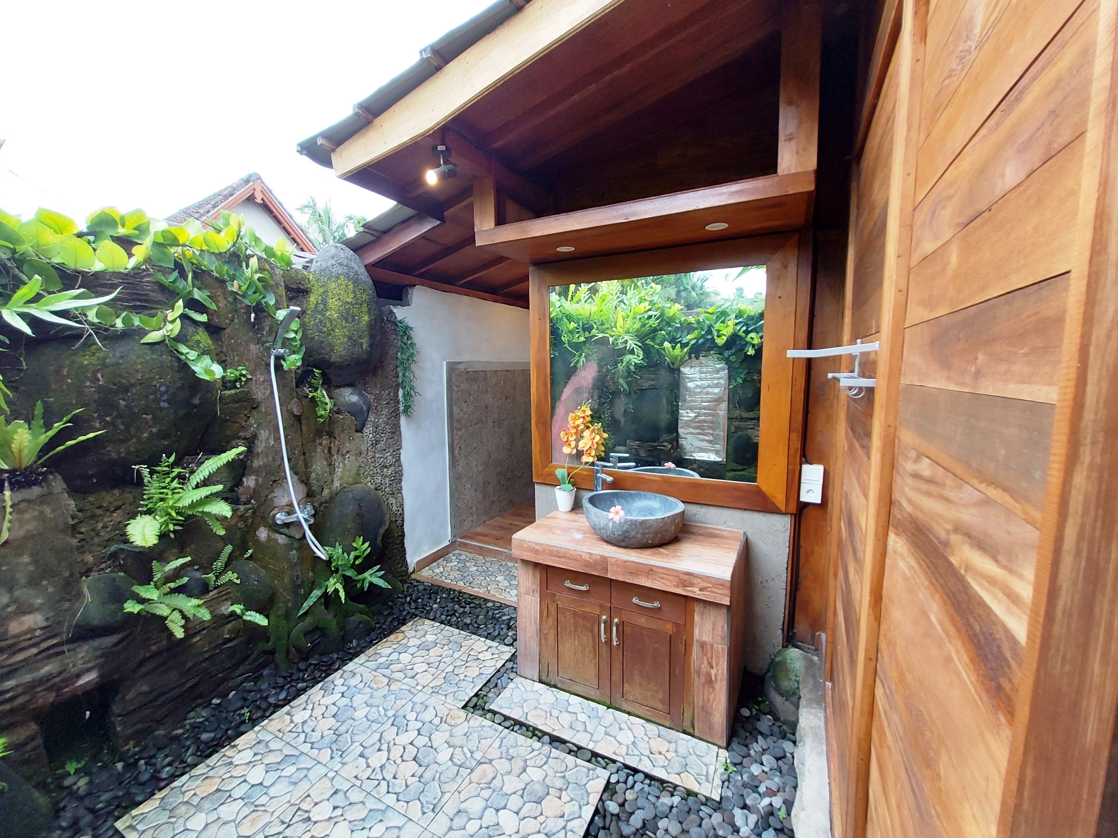 Deluxe-villa | Badeværelse | Bruser, hårtørrer, badekåber, hjemmesko