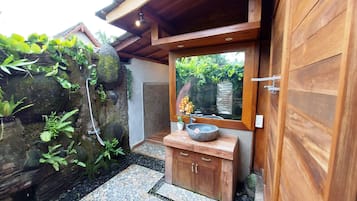 Deluxe Villa | Bathroom