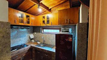 Villa Deluxe | Cocina privada | Refrigerador, microondas, parrilla de estufa y lavavajillas