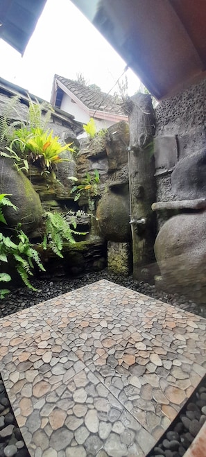 Dusche, Haartrockner, Bademäntel, Hausschuhe