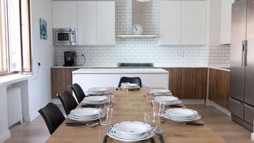 Apartamento superior | Cocina privada | Frigorífico, microondas, horno y placa de cocina