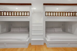 4 Schlafzimmer, Schreibtisch, Bügeleisen/Bügelbrett, kostenloses WLAN