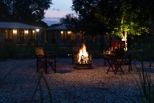 Luxury Tent with King Bed and Private Sitout | Restaurante al aire libre