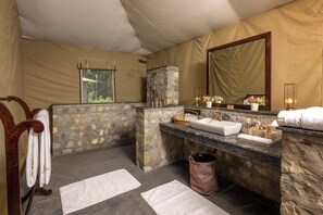 Een douche, een hydromassagedouche, designer toiletartikelen