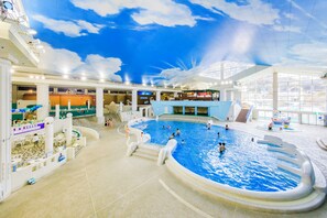 Piscine extérieure (ouverte en saison), parasols de plage