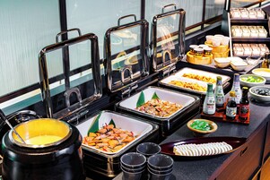 Un bufé con diversos alimentos y acompañamientos.