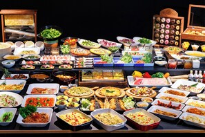 Breakfast, lunch, dinner served; garden views