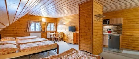 5 bedrooms, desk, WiFi