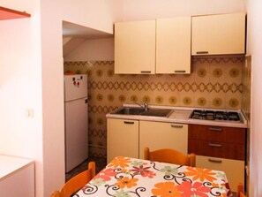 Refrigerador, utensilios de cocina y comedor 