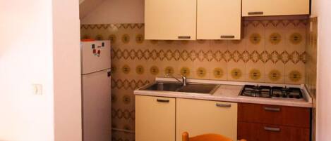 Réfrigérateur, batterie de cuisine, vaisselle et ustensiles