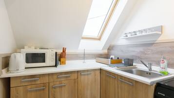 Réfrigérateur, micro-ondes, grille-pain