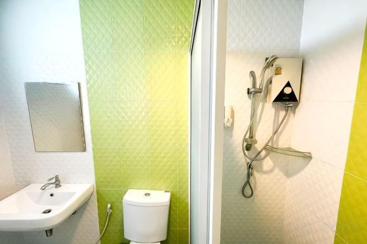 Salle de bain | Douche, serviettes fournies, savon, shampooing