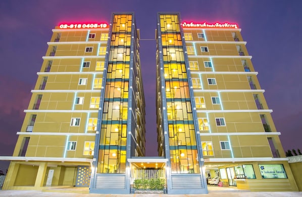 Vista frontal de la propiedad