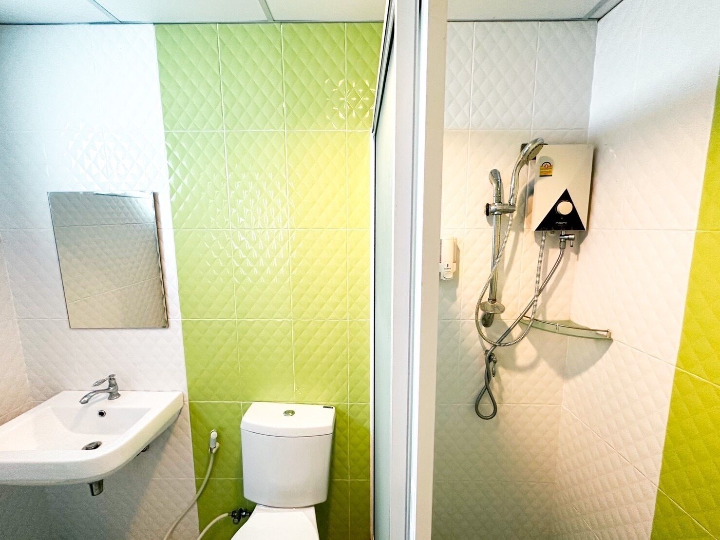 Deluxe King Bed | Bathroom | Shower, towels, soap, shampoo