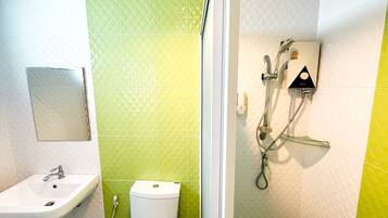 Deluxe King Bed | Bathroom | Shower, towels, soap, shampoo