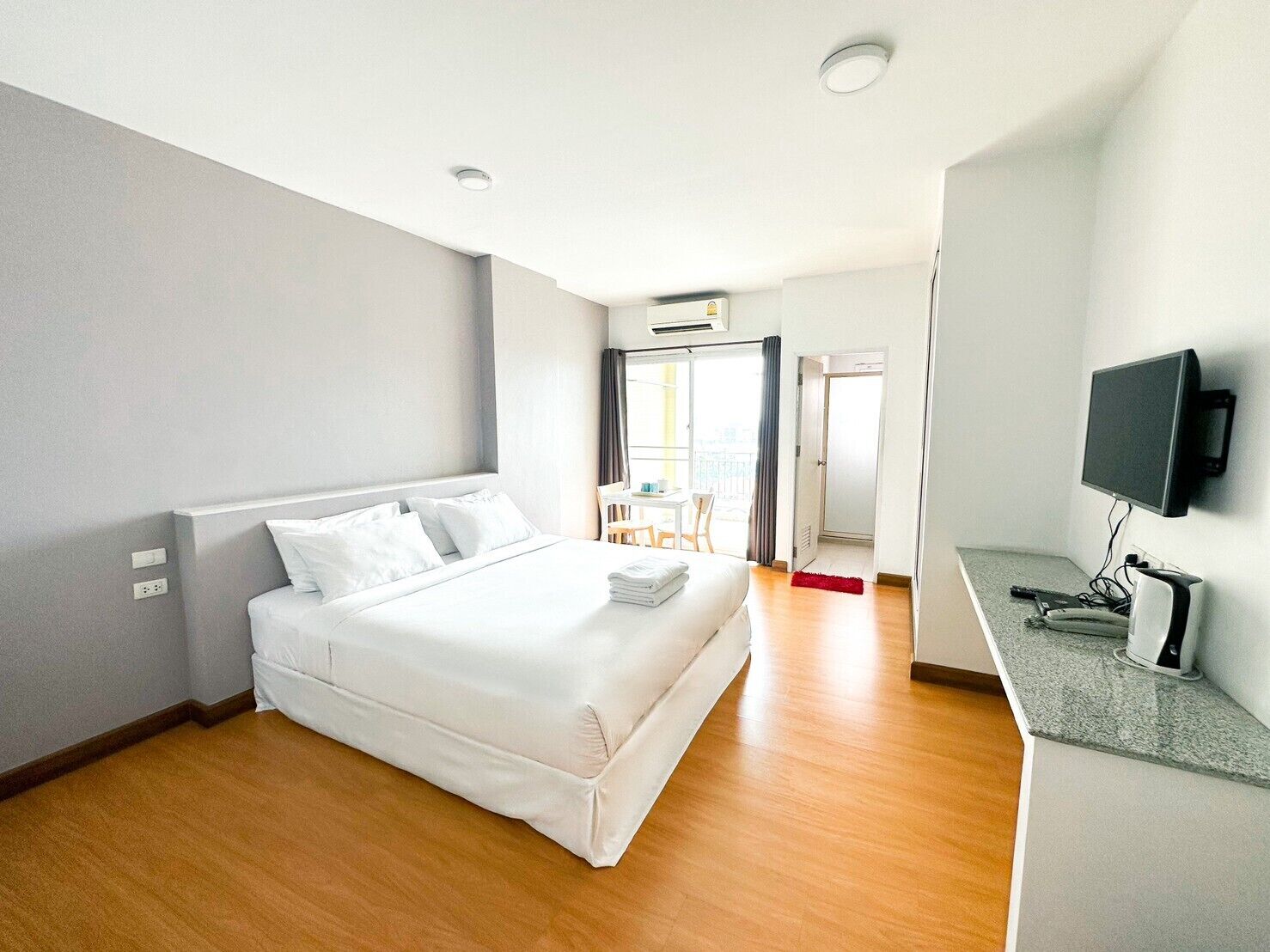 Deluxe King Bed | Free WiFi