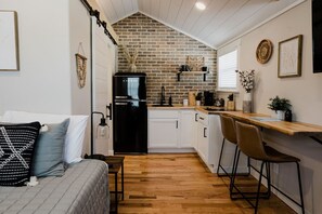1 habitación, escritorio, tabla de planchar con plancha y wifi