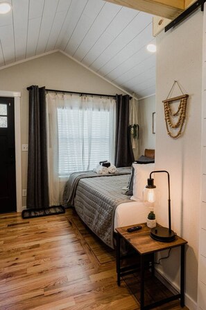 1 bedroom, desk, iron/ironing board, WiFi